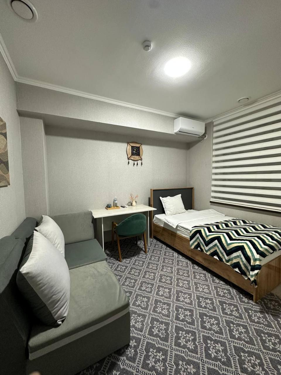 Cube House Osh Hotel ภายนอก รูปภาพ