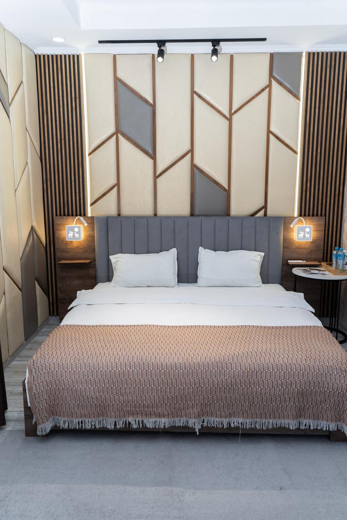 Cube House Osh Hotel ภายนอก รูปภาพ