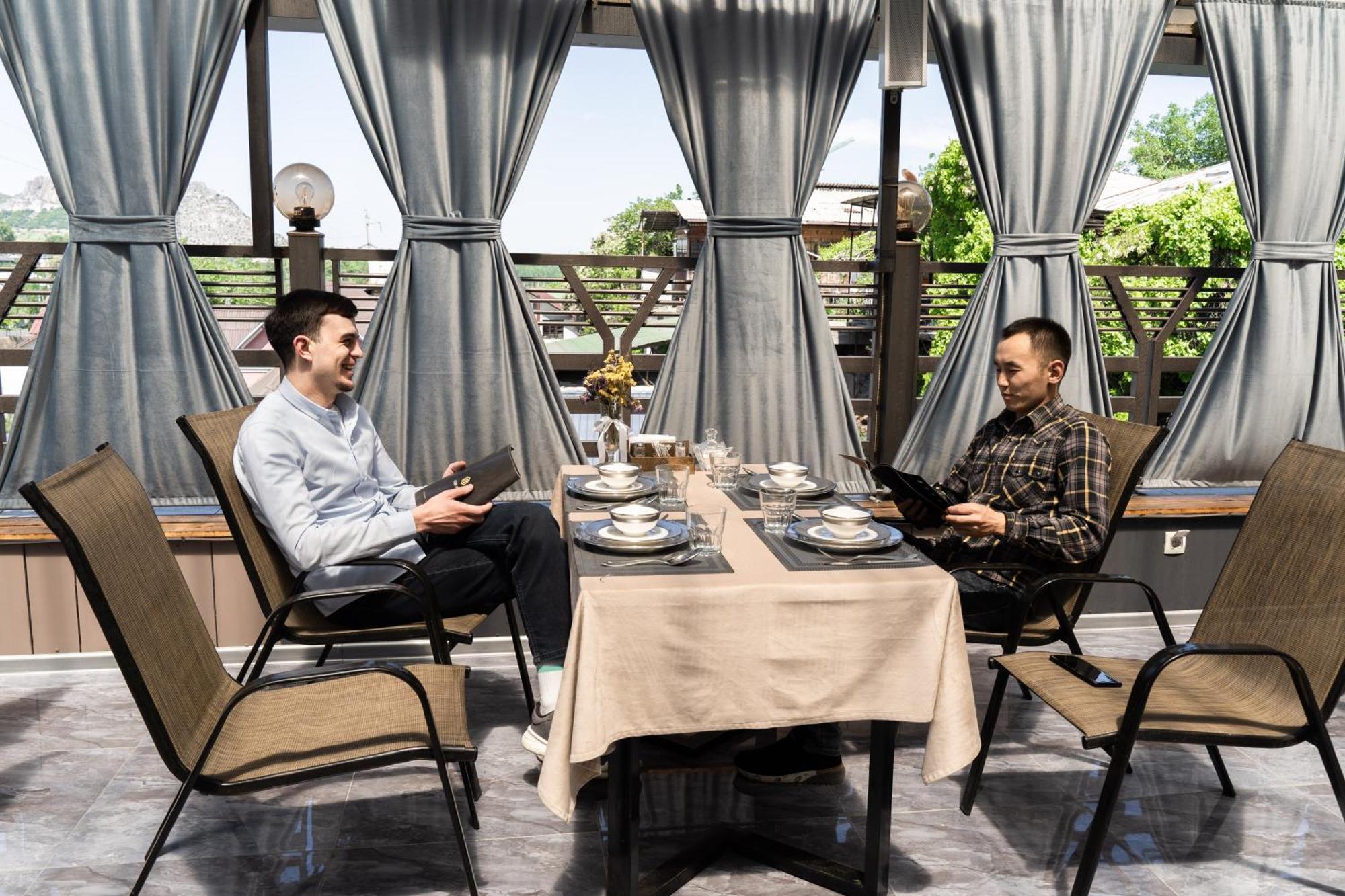Cube House Osh Hotel ภายนอก รูปภาพ